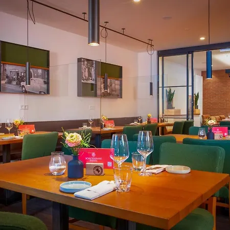 & Boarding House Schlosserwirt Hotel Mering