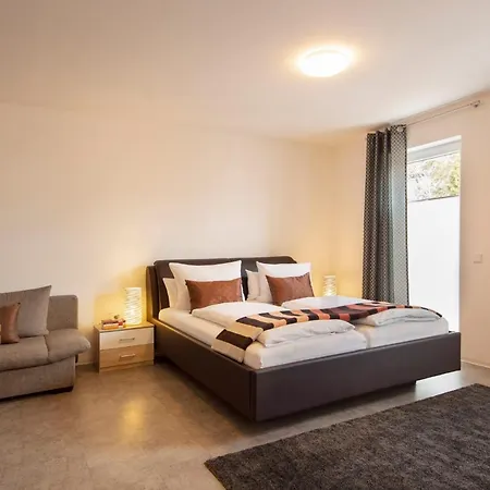 & Boarding House Schlosserwirt
