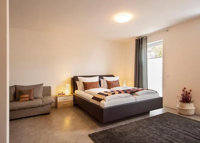 & Boarding House Schlosserwirt