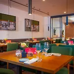 & Boarding House Schlosserwirt Hotel Mering