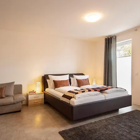 & Boarding House Schlosserwirt