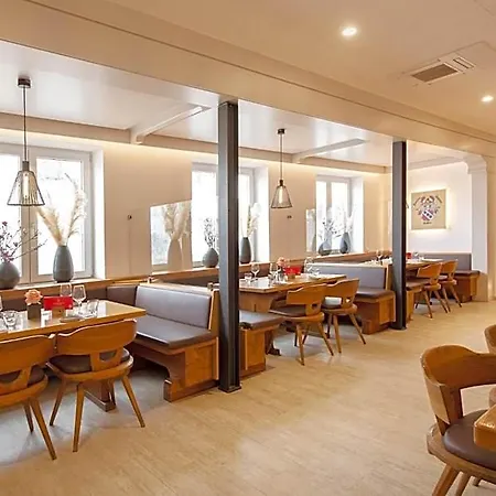 & Boarding House Schlosserwirt فندق