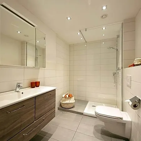 & Boarding House Schlosserwirt فندق Mering