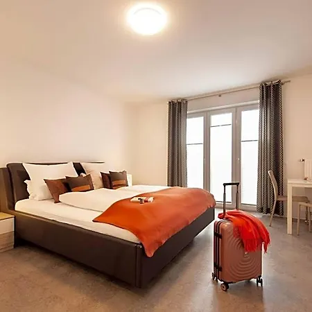 & Boarding House Schlosserwirt فندق